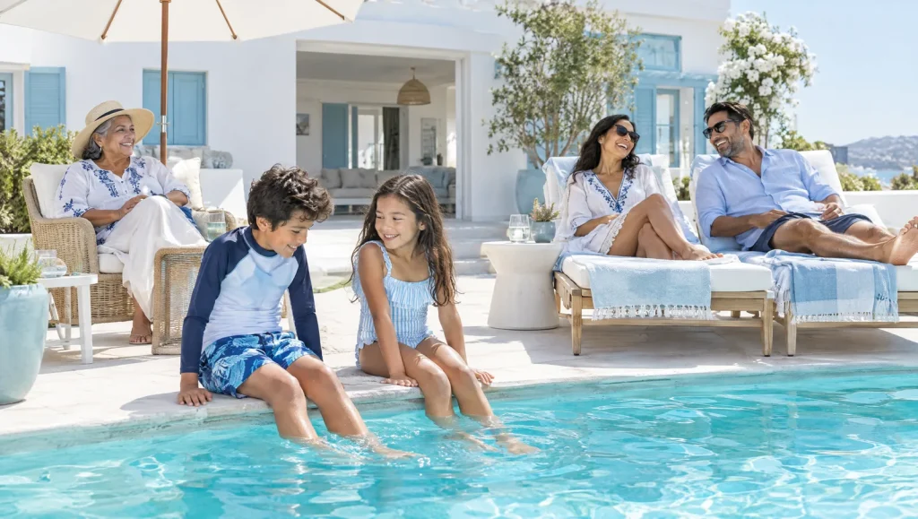 Familia relajándose junto a la piscina de una villa vacacional tras aceptar las normas de la casa